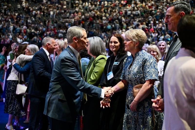 Elder David A. Bednar do Quórum dos Doze Apóstolos cumprimenta os participantes durante a palestra de encerramento do BYU Women's Conference no Marriott Center em Provo, Utah, na sexta-feira, 1 de maio de 2026.