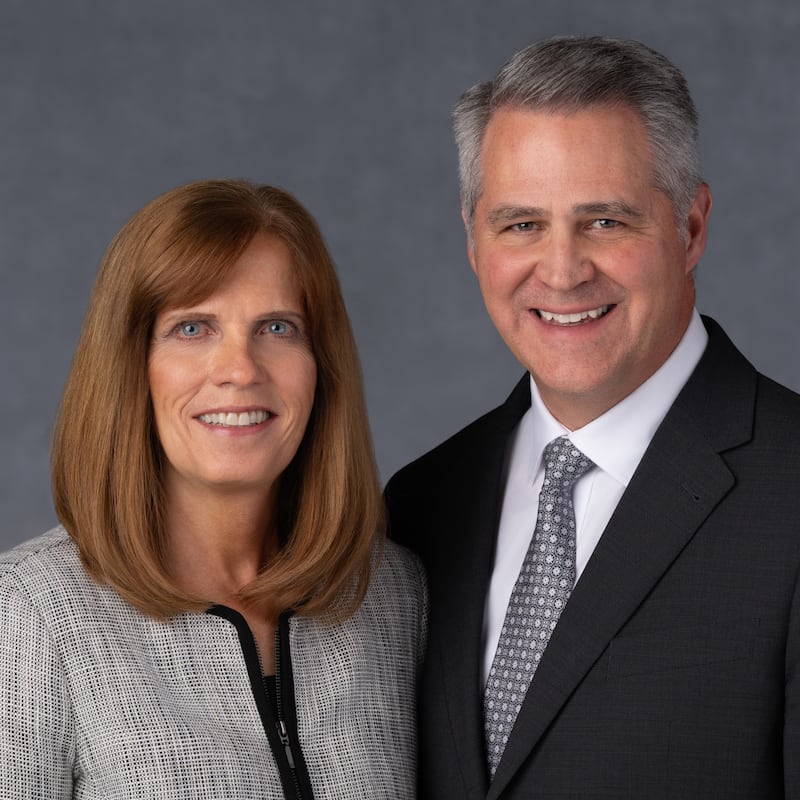 Todd Mickelsen e Tami Mickelsen, que servirão como presidente e companheira da Missão El Salvador Santa Ana a partir de julho de 2026.