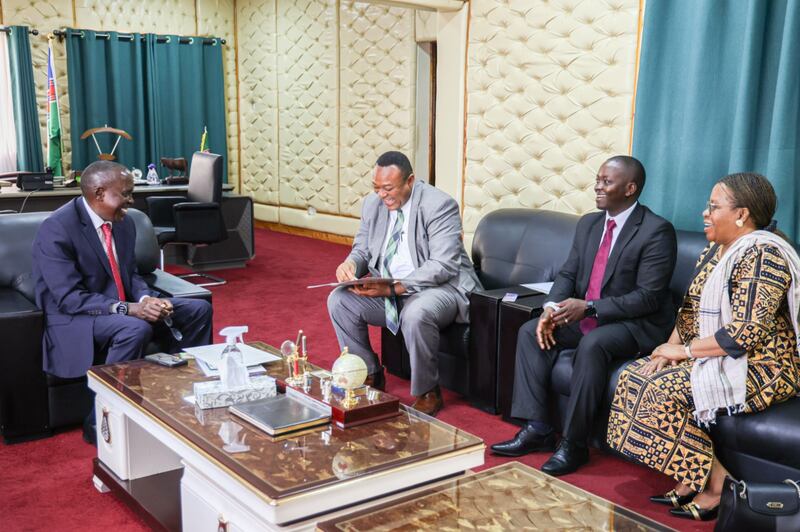 Líderes da Igreja e do governo se encontram no Condado de Kajiado, Quênia, em 30 de julho de 2025. Da esquerda para a direita: Gov. Joseph Ole Lenku, governador do Condado de Kajiado; Elder Thierry K. Mutombo; Setenta Autoridade Geral e presidente da Área África Central; Presidente Peter Ondigo, presidente da Estaca Nairobi Quênia Oeste; Claudine Isekusu, diretora de comunicação e publicações da área.