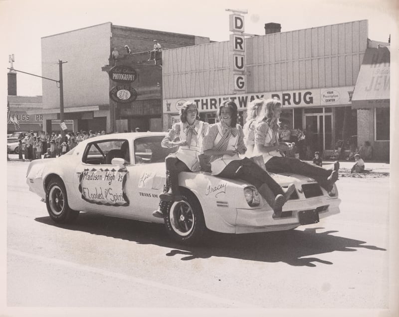 Com uma placa que diz "Madison High is flooded with spirit", estudantes participam do Desfile do Dia da Independência em Rexburg, Idaho, em 3 de julho de 1976 — um mês após a inundação da Barragem de Teton.