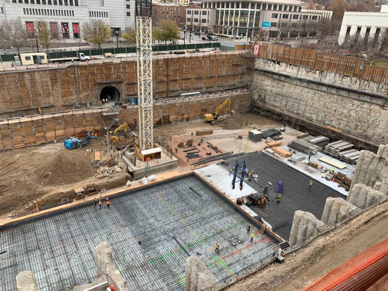 Preparação da esteira de aço para a aplicação de concreto que formará a base dos novos pisos do templo durante o projeto de renovação da Praça do Templo, Salt Lake City, em 6 de dezembro de 2021.
