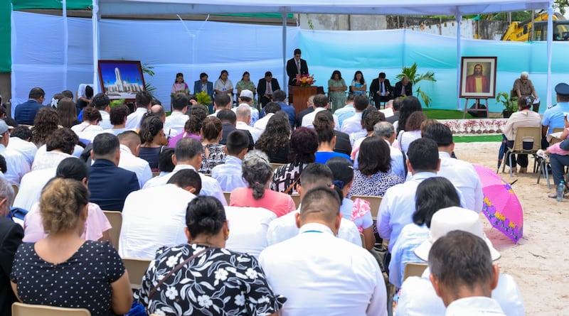 Líderes e membros da Igreja — acompanhados por autoridades governamentais e representantes da comunidade — participam da cerimônia de lançamento da pedra fundamental do Templo de Iquitos Peru em Iquitos, Peru, no sábado, 10 de outubro de 2026.