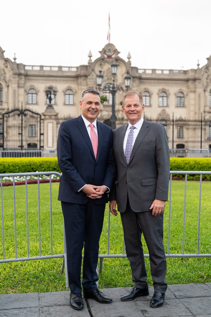 Élder Gary E. Stevenson do Quórum dos Doze Apóstolos de A Igreja de Jesus Cristo dos Santos dos Últimos Dias e Élder Juan Pablo Villar, um Setenta Autoridade Geral e presidente da Área Noroeste da América do Sul, posam para uma foto fora do Palácio do Governo em Lima, Peru, na quinta-feira, 27 de agosto de 2026.