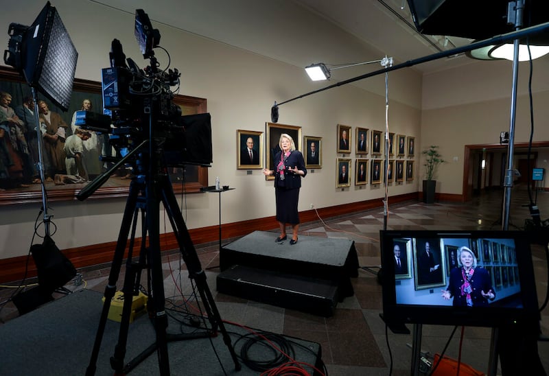 A irmã Sheri Dew, ex-membro da presidência geral da Sociedade de Socorro de A Igreja de Jesus Cristo dos Santos dos Últimos Dias, grava um vídeo para um devocional da BYU–Pathway Worldwide no Centro de Conferências em Salt Lake City na quarta-feira, 9 de junho de 2021.