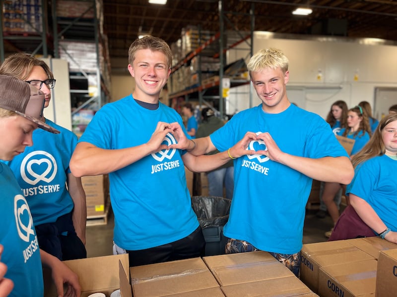 Voluntários do JustServe posam para uma foto enquanto descarregam e preparam doações de alimentos de A Igreja de Jesus Cristo dos Santos dos Últimos Dias em Fairbanks, Alasca, no dia 11 de junho de 2026, para distribuição a organizações sem fins lucrativos e pessoas necessitadas.