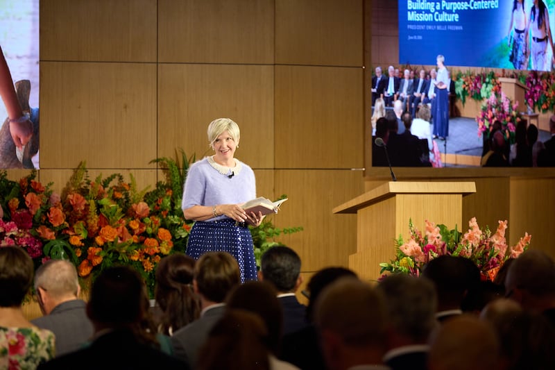 A presidente geral das Moças, Emily Belle Freeman, membro do Conselho Executivo Missionário da Igreja, discursa durante o Seminário para Novos Líderes de Missão de 2026, no sábado, 20 de junho de 2026, no Centro de Treinamento Missionário de Provo, em Provo, Utah.