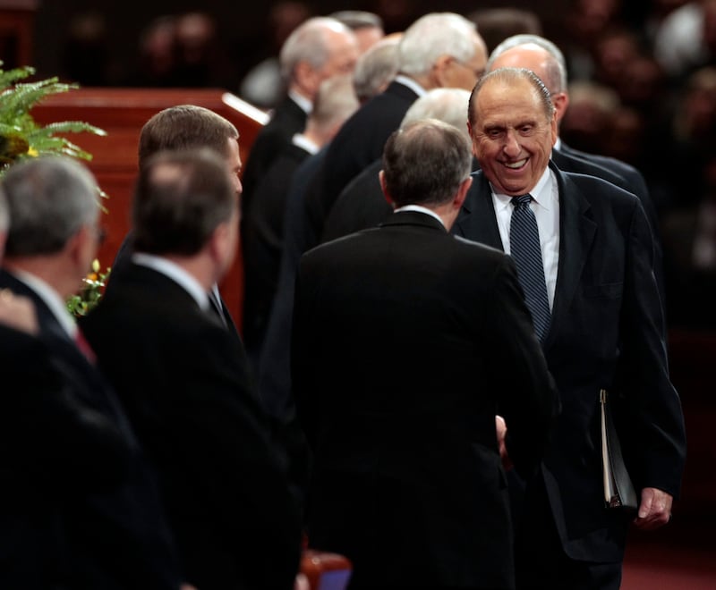 Presidente Thomas S. Monson cumprimenta Élder Neil L. Andersen antes da sessão da tarde de domingo da 179ª Conferência Geral Anual de A Igreja de Jesus Cristo dos Santos dos Últimos Dias em Salt Lake City no domingo, 5 de abril de 2009.