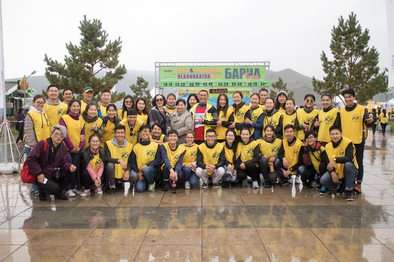 Organizado por Tuvshinjargal Gombo, membros de A Igreja de Jesus Cristo dos Santos dos Últimos Dias voluntariam em uma maratona anual em Ulaanbaatar, Mongólia, em 9 de setembro de 2018.
