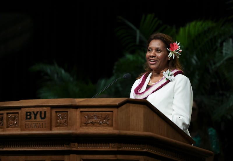 Irmã Michelle Amos, esposa de Elder John D. Amos, discursa durante o devocional da BYU–Hawaii realizado no Cannon Activities Center em Laie, Hawaii, na terça-feira, 3 de fevereiro de 2026.