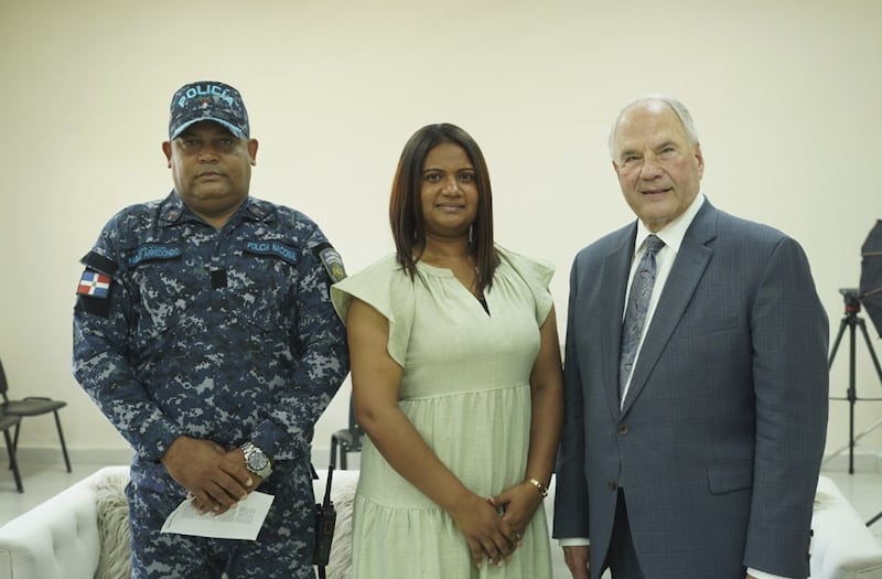 Elder Ronald A. Rasband do Quórum dos Doze Apóstolos está com Pablo Arredondo e Erika Nieves.