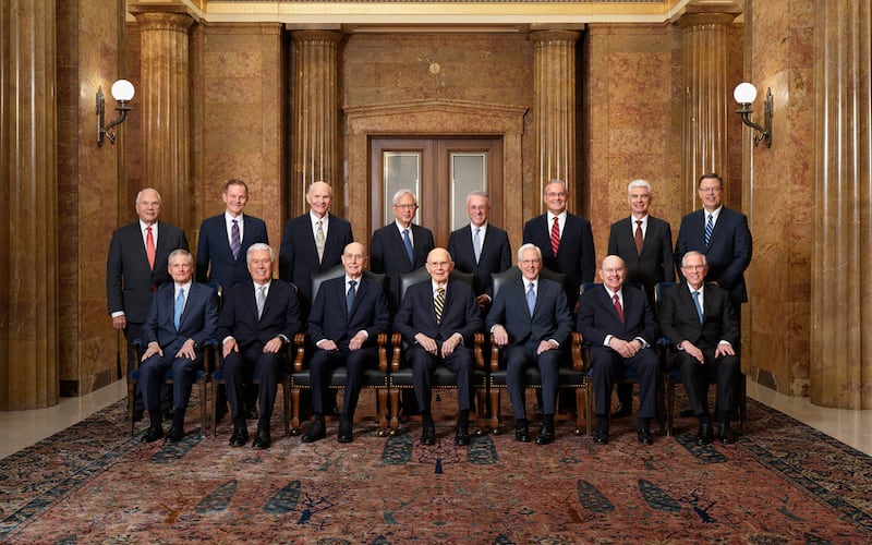Primeira fila, da esquerda para a direita: Élder David A. Bednar, Presidente em Exercício Dieter F. Uchtdorf, Presidente Henry B. Eyring, Presidente Dallin H. Oaks, Presidente D. Todd Christofferson, Élder Quentin L. Cook e Élder Neil L. Andersen. Segunda fila, da esquerda para a direita: Élder Ronald A. Rasband, Élder Gary E. Stevenson, Élder Dale G. Renlund, Élder Gerrit W. Gong, Élder Ulisses Soares, Élder Patrick Kearon, Élder Gérald Caussé e Élder Clark G. Gilbert. Foto tirada em 4 de março de 2026.