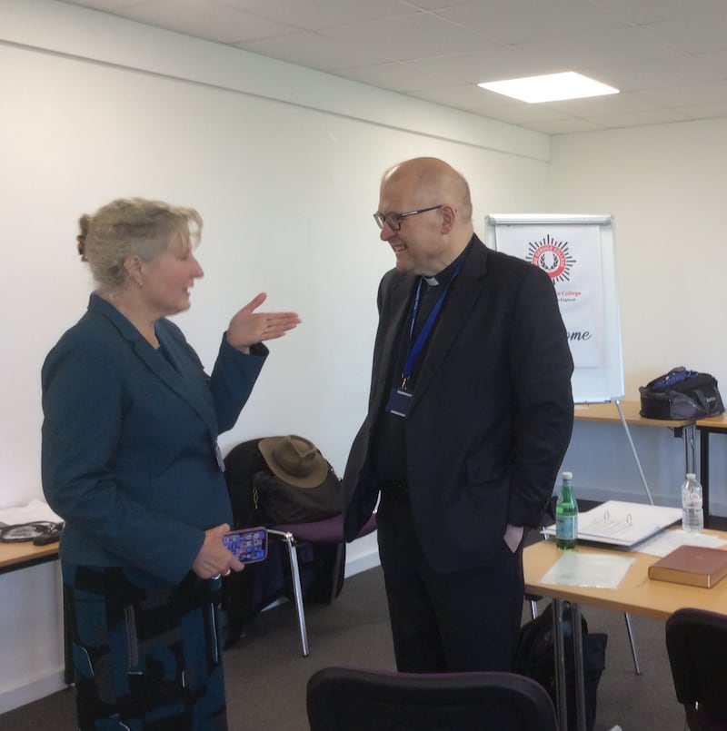 O Reverendo Andrew Teal, capelão do Pembroke College na Universidade de Oxford, fala com Tamara Harris, gerente de serviços de capelães da Igreja, na primeira conferência para capelães endossados pela Igreja no Reino Unido, em maio de 2023.