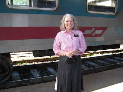 Irmã Joan Turner posa em frente de seu trem enquanto viaja para Maribor, Eslovênia.