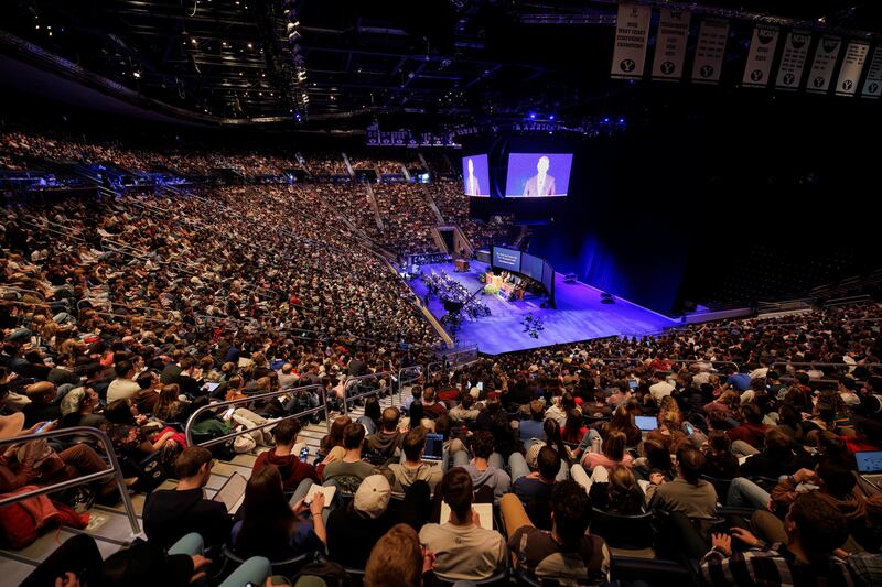 Estudantes e professores enchem o Marriott Center em Provo, Utah, para ouvir Elder Matthew S. Holland, Setenta Autoridade Geral, durante o devocional na terça-feira, 20 de janeiro de 2026.