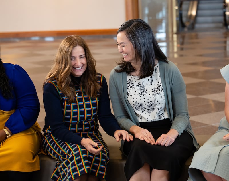 Irmã Kristin M. Yee e Irmã Elaine Thornton do conselho consultivo geral da Sociedade de Socorro durante a gravação de o devocional de março de 2026 da Sociedade de Socorro, enquanto estavam no Centro de Conferências em Salt Lake City na sexta-feira, 5 de dezembro de 2025.
