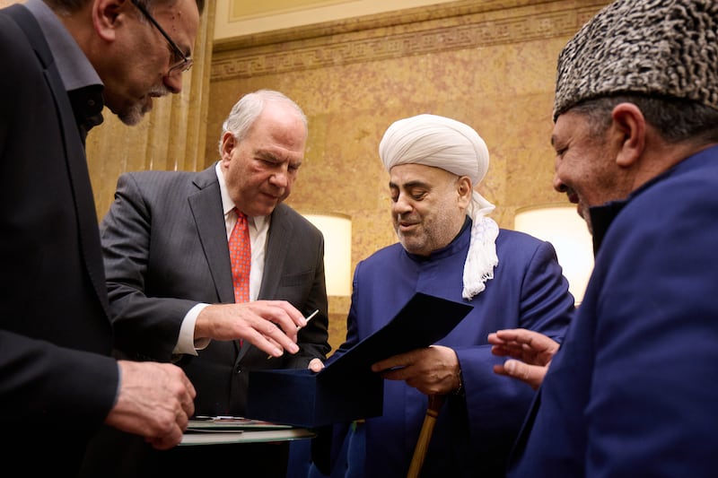 Élder Ronald A. Rasband, do Quórum dos Doze Apóstolos, recebe um presente de Haji Allahshükür Hummat Pashazade, Xeique-ul-Islam e Grão Mufti do Cáucaso, no Edifício de Administração da Igreja em Salt Lake City na quarta-feira, 1º de março de 2023.
