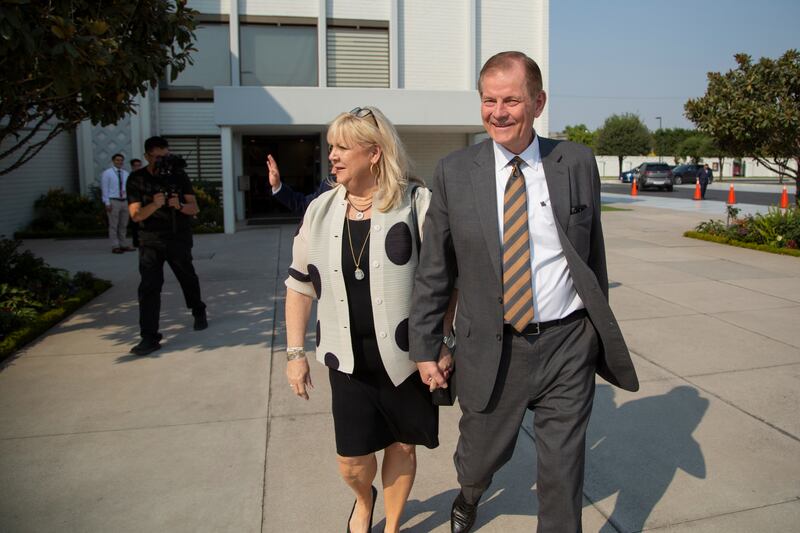 Elder Gary E. Stevenson do Quórum dos Doze Apóstolos segura a mão de sua esposa, Sister Lesa Stevenson.