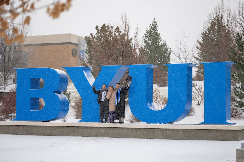 Formandos da BYU–Idaho e seus entes queridos celebram fora do Centro BYU–I após a formatura de Rexburg, Idaho, na quinta-feira, 18 de dezembro de 2025.