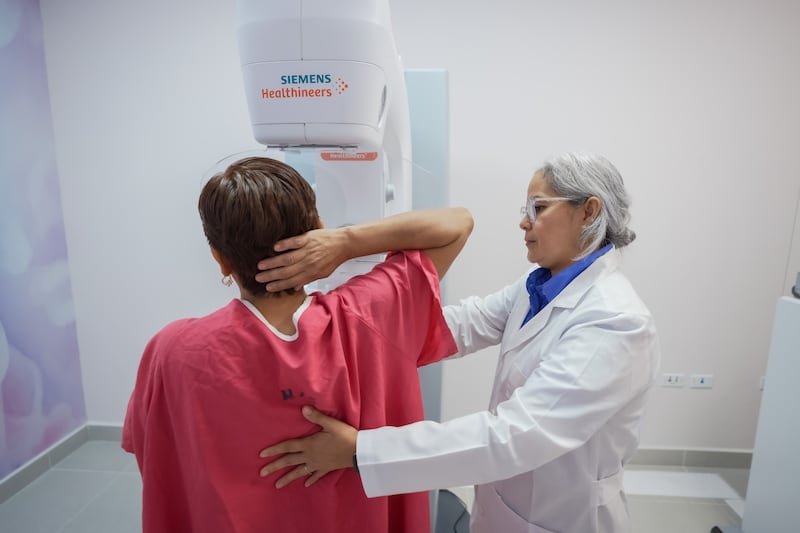 Uma paciente se submete a um exame de mamografia na nova clínica de mulheres do Hospital Docente Carlos Roberto Huembes em Manágua, Nicarágua, em 4 de setembro de 2026.