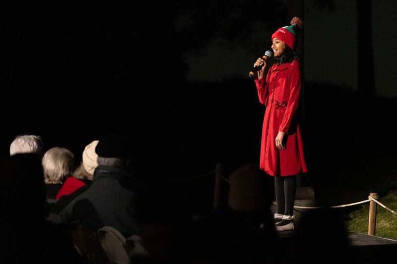 Uma jovem canta uma canção de Natal antes da produção da Estaca Santa Margarita de “Siga a Estrela: O Presépio ao Vivo”, em 2 de dezembro de 2022.