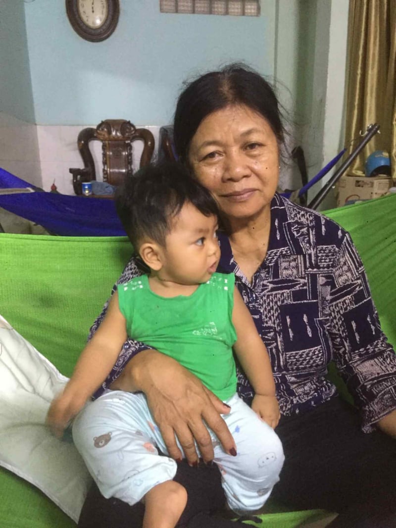 Chan Sovan tira uma foto com seu 12º neto de Phnom Penh, Camboja.