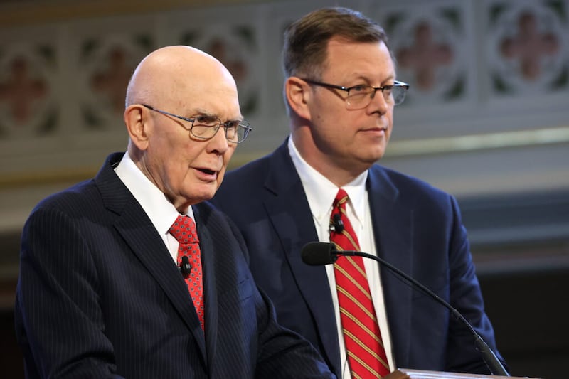Presidente Dallin H. Oaks, primeiro conselheiro na Primeira Presidência de A Igreja de Jesus Cristo dos Santos dos Últimos Dias, à esquerda, e Élder Clark G. Gilbert, Setenta Autoridade Geral e Comissário de Educação da Igreja, falam em um devocional da Ensign College realizado no Assembly Hall na Praça do Templo em Salt Lake City na terça-feira, 17 de maio de 2022.