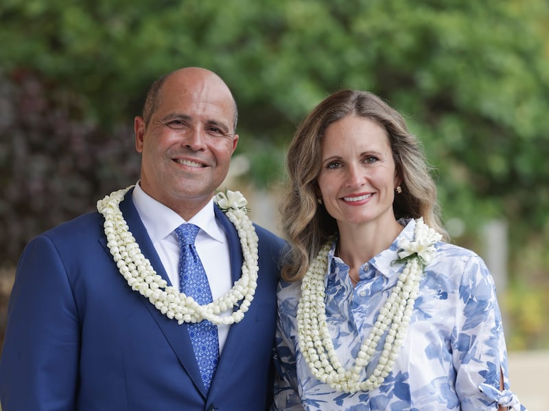 Presidente da Universidade BYU–Hawaii John S. K. Kauwe III e sua esposa, Sister Monica Mortenson Kauwe, posam para uma foto após o devocional em Laie, Hawaii, em 9 de setembro de 2025.