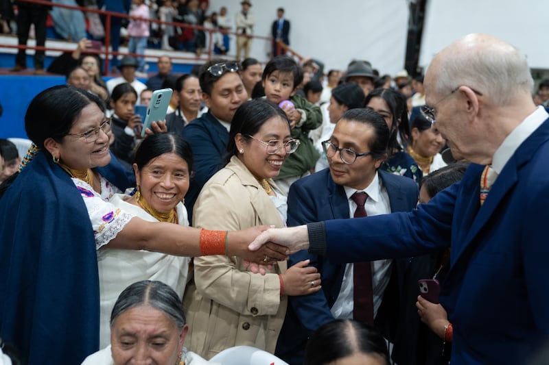 Elder Dale G. Renlund do Quórum dos Doze Apóstolos cumprimenta os Santos dos Últimos Dias em Otavalo, Equador.