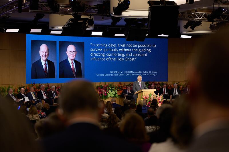 Élder Ronald A. Rasband mostra um slide com as palavras do Profeta durante o Seminário de 2026 para Novos Líderes de Missão na quinta-feira, 18 de junho de 2026, no Centro de Treinamento Missionário de Provo, em Provo, Utah.