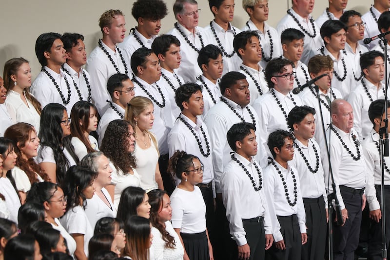 Um coro se apresenta durante o devocional com o Bispo Presidente W. Christopher Waddell realizado no Centro de Atividades Cannon em Laie, Havaí, na terça-feira, 13 de outubro de 2026.