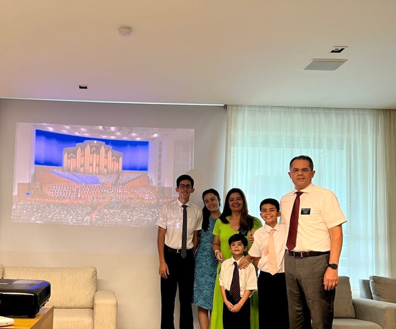 Sessão da manhã de domingo, dia 3 de abril de 2022, da 192º Conferência Geral Anual de A Igreja de Jesus Cristo dos Santos dos Últimos Dias. Aroldo, Christiana, Yago, Lara, Tales e Theo Cavalcante, Ala Barra, Rio de Janeiro, Brasil.