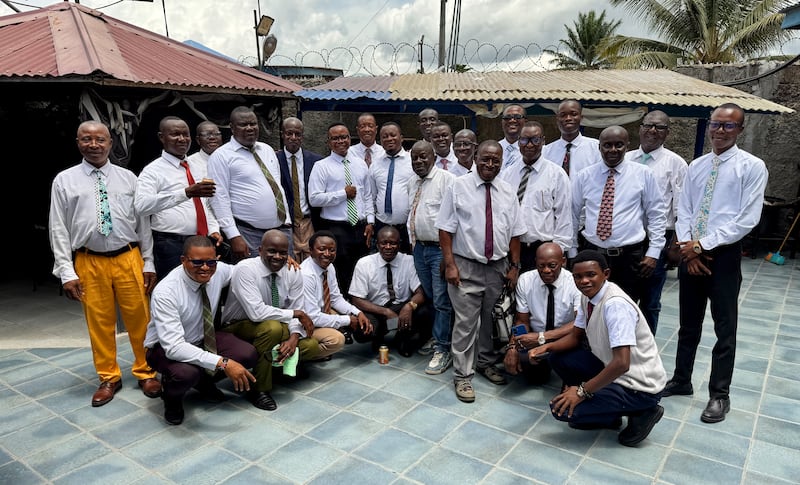 Os presidentes de ramo tiram uma foto após reunião de treinamento em Bo, Serra Leoa, em 22 de maio de 2026.