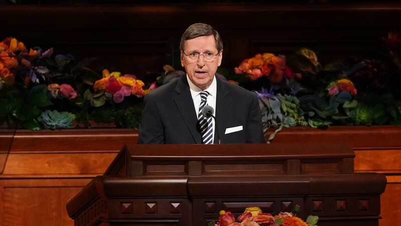 Élder Kevin W. Pearson, Setenta Autoridade Geral, discursa durante a sessão da noite de sábado da 192ª Conferência Geral.