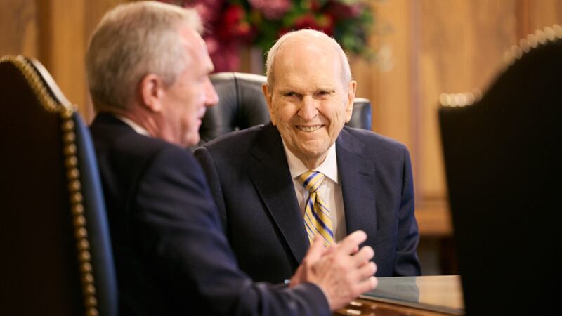 Presidente Russell M. Nelson conversa com Csaba Korosi, presidente da Assembleia Geral das Nações Unidas, na sede da Igreja em Salt Lake City na terça-feira, 16 de maio de 2023.