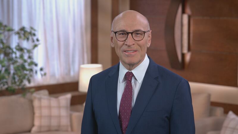 Élder Arnulfo Valenzuela, Setenta Autoridade Geral, fala durante um devocional da BYU-Pathway Worldwide na terça-feira, 11 de julho de 2023.