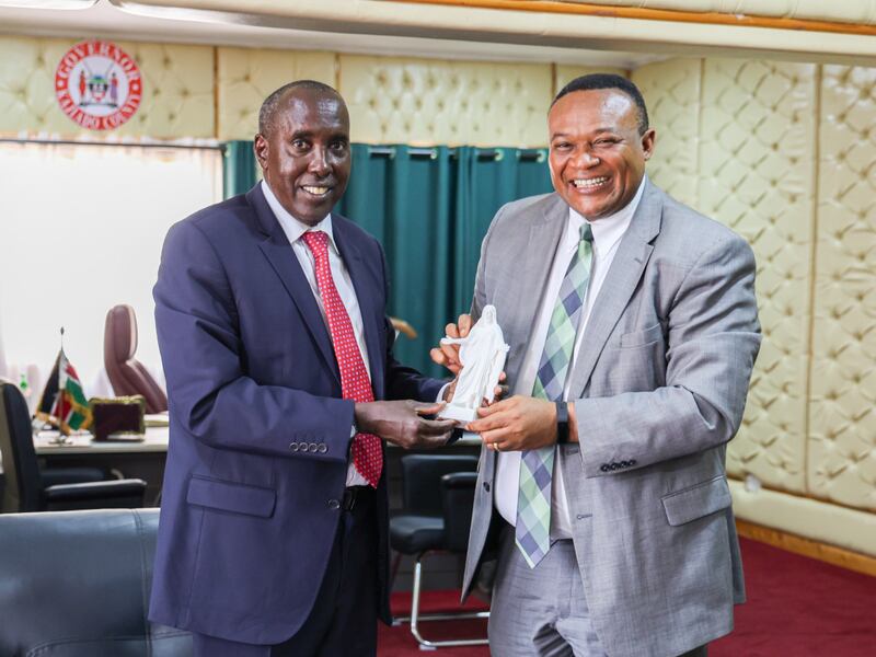 Elder Thierry K. Mutombo, Setenta Autoridade Geral e presidente da Área Central da África, à direita, apresenta uma estatueta do Christus a Joseph Ole Lenku, governador do condado de Kajiado no Condado de Kajiado, Quênia, em 30 de julho de 2025.