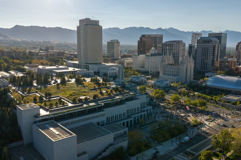 O Centro de Conferências, à esquerda, é visto do outro lado da rua do Templo de Salt Lake e da Praça do Templo em Salt Lake City na manhã de domingo, 4 de outubro de 2026.