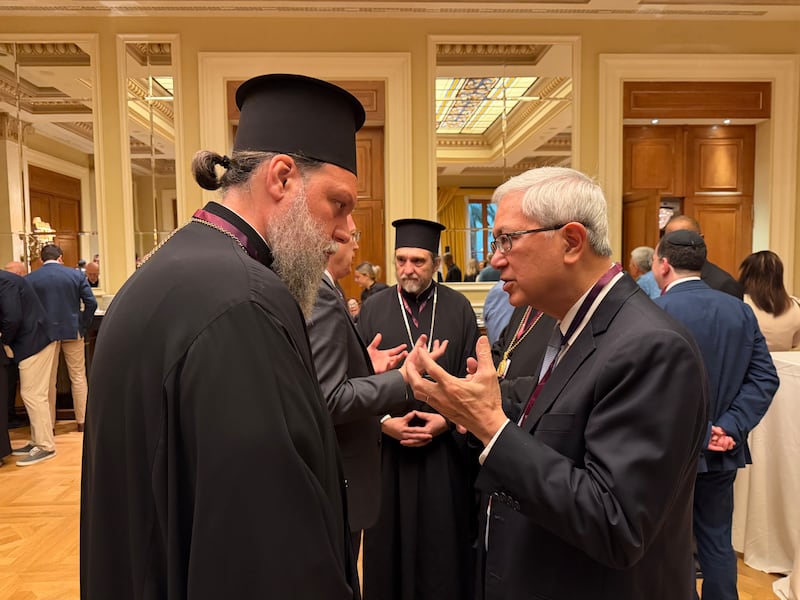 Elder Gerrit W. Gong, à direita, conversa com Sua Eminência Metropolita Gabriel, George Papanicolaou, da Igreja Ortodoxa Grega em 25 de maio de 2026, em Atenas, Grécia.