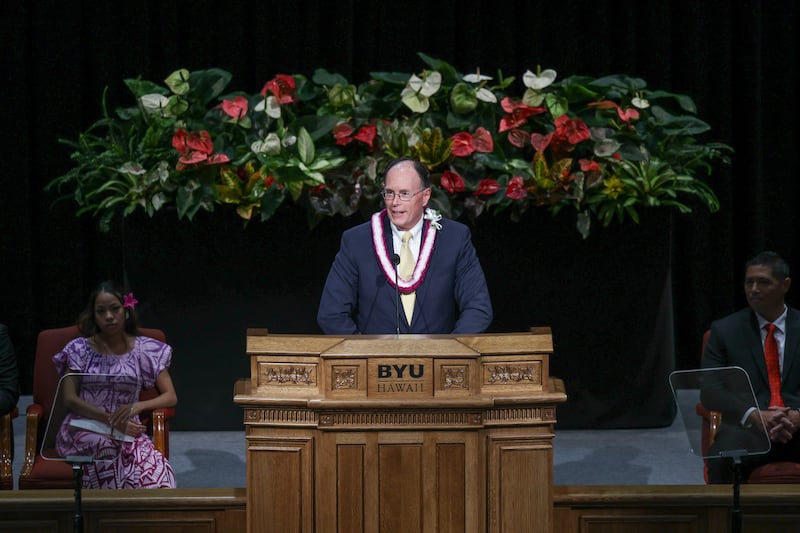 O Bispo Presidente W. Christopher Waddell fala durante o devocional de BYU–Hawaii realizado no Cannon Activities Center em Laie, Hawaii, na terça-feira, 13 de outubro de 2026.