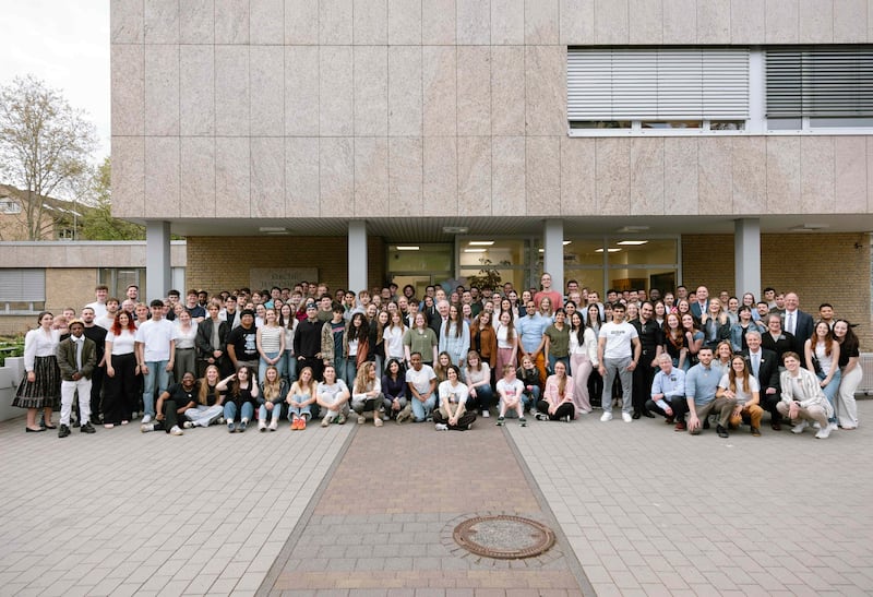 Dezenas de jovens adultos e líderes da Igreja tiram uma foto no dia em que o novo Instituto de Religião de Frankfurt foi dedicado em Frankfurt, Alemanha, 18 de abril de 2026.