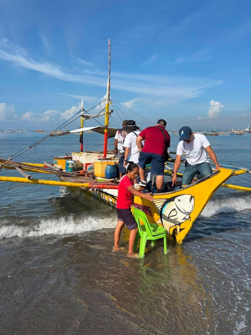 Membros locais de A Igreja de Jesus Cristo dos Santos dos Últimos Dias se preparam para transportar 200 kits de alimentos em um barco alugado de General Santos City para unidades em Glan e Alabel em 10 de junho de 2026, após o recente terremoto de 7,8 graus em Mindanao, Filipinas.