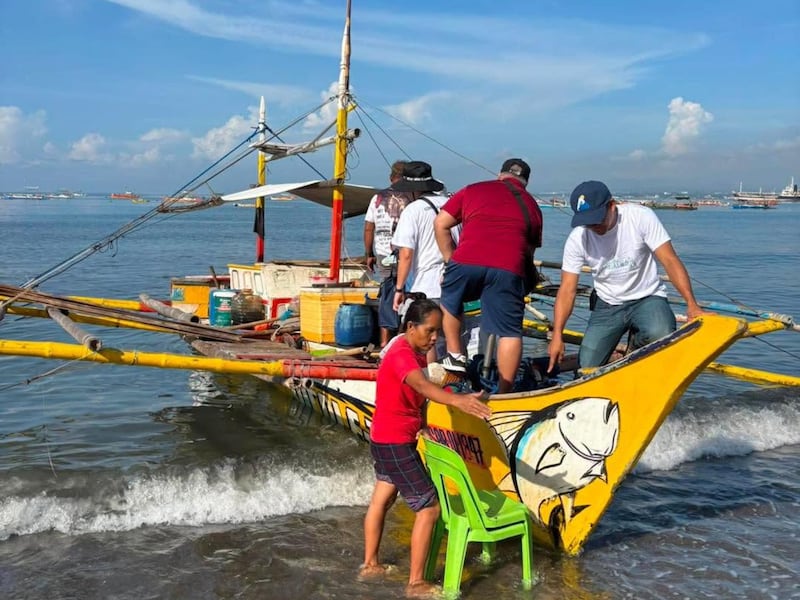 Membros locais de A Igreja de Jesus Cristo dos Santos dos Últimos Dias preparam-se para transportar 200 kits de alimentos em um barco alugado de Cidade General Santos para unidades em Glan e Alabel em 10 de junho de 2026, após o recente terremoto de magnitude 7,8 em Mindanao, Filipinas.