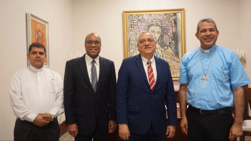 Membros da presidência da Área do Caribe da Igreja se reúnem com líderes da Igreja Católica.