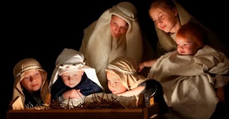 Crianças participam de uma recriação da cena da Natividade, retratando o nascimento de Jesus Cristo.