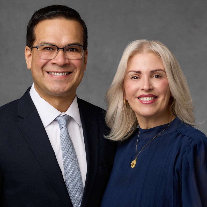 Martin C. Rios e Veronica Pitarch Rios, que servirão como presidente e companheira da nova Missão Texas San Antonio South a partir de julho de 2026.