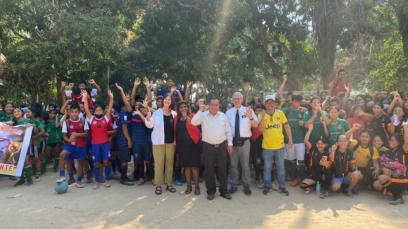 Representantes da Igreja entregam doações na região de Ucayali, Peru, em 27 de setembro de 2022.