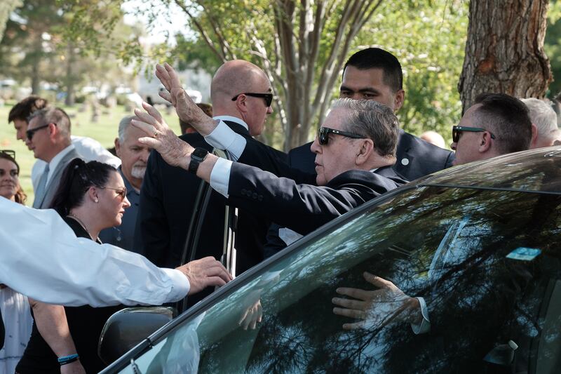 Élder Jeffrey R. Holland, do Quórum dos Doze Apóstolos de A Igreja de Jesus Cristo dos Santos dos Últimos Dias, acena para os familiares reunidos para o enterro de sua esposa, a irmã Patricia Terry Holland, em St. George, Utah, no sábado, 29 de julho de 2023.