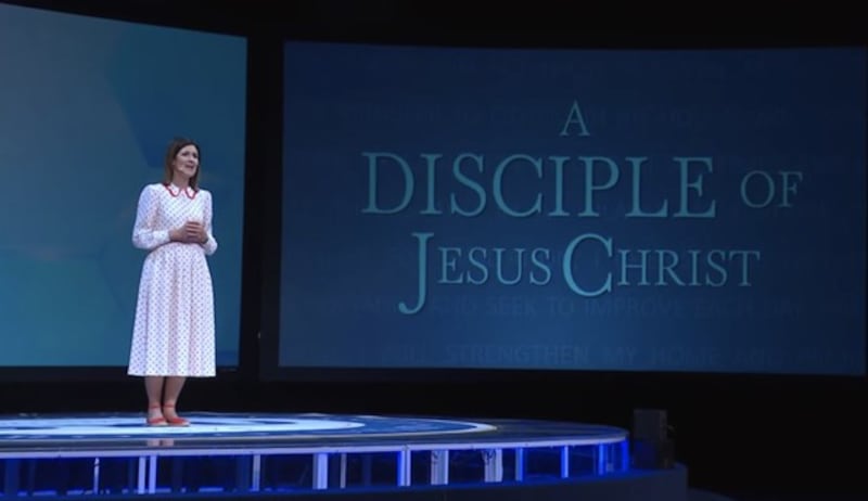 A irmã Michelle D. Craig, primeira conselheira na presidência geral das Moças, fala durante a Conferência Geral de Mulheres da BYU, dia 29 de abril de 2021.