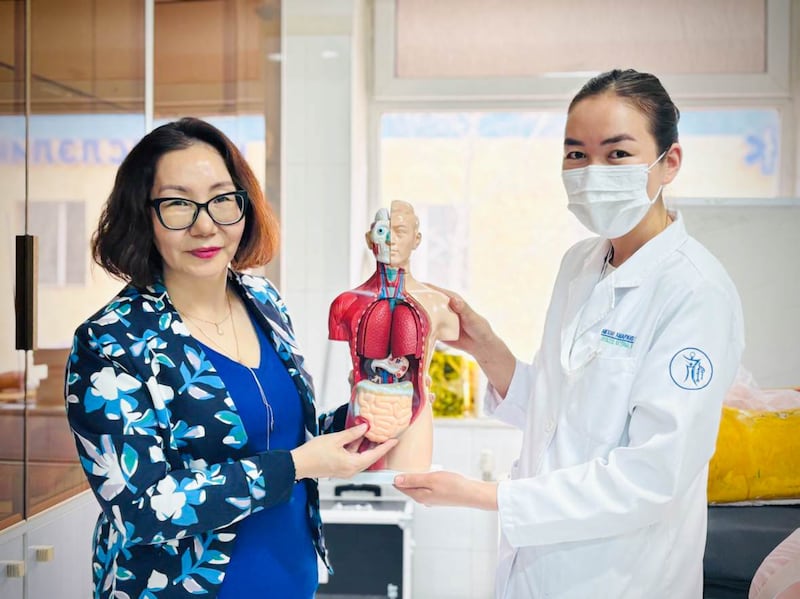 Tuvshinjargal Gombo em um evento de doação no Hospital Maternidade Amgalan em Ulaanbaatar, Mongólia, em março de 2025.
