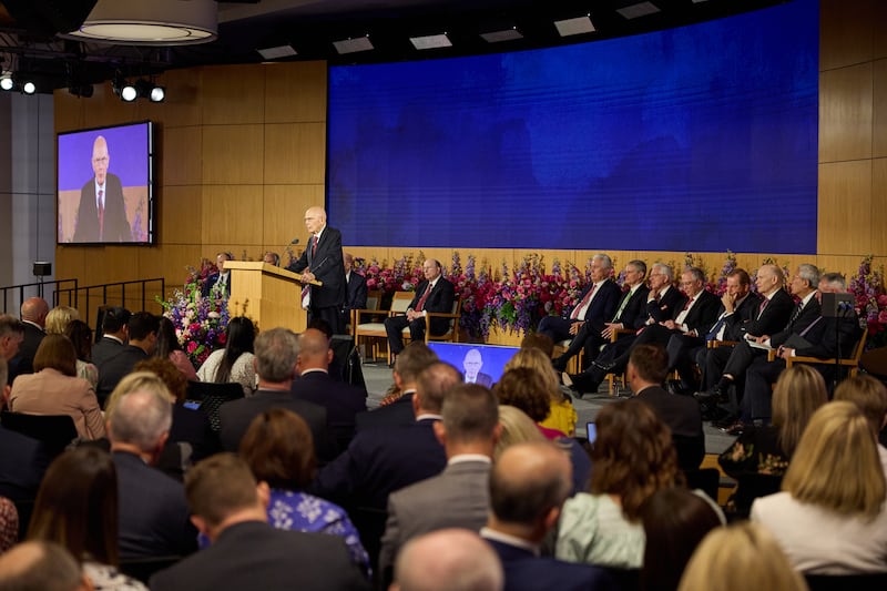Presidente Dallin H. Oaks, primeiro conselheiro na Primeira Presidência de A Igreja de Jesus Cristo dos Santos dos Últimos Dias, discursa durante uma reunião sacramental especial, realizada no final do Seminário para Novos Líderes de Missão de 2023, em 25 de junho de 2023.